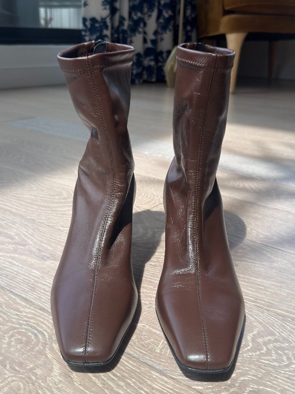 ESSEN 'The Glove Boot' in Vegan Leather - Picture 2 of 6